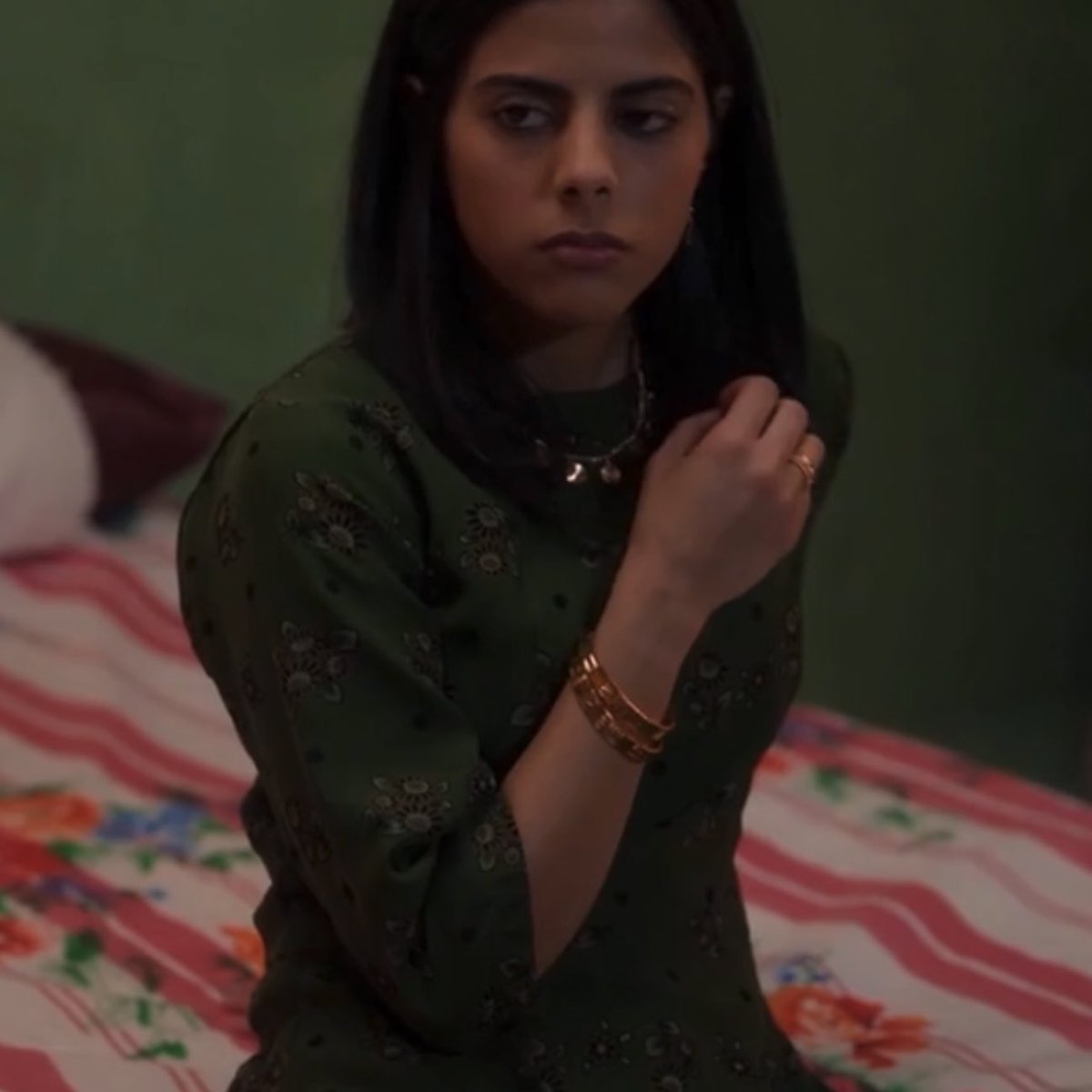 بخصوص ان عطوى لابسه كم قصير لان الاثار الي بيدها راحت😭💔💔💔💔