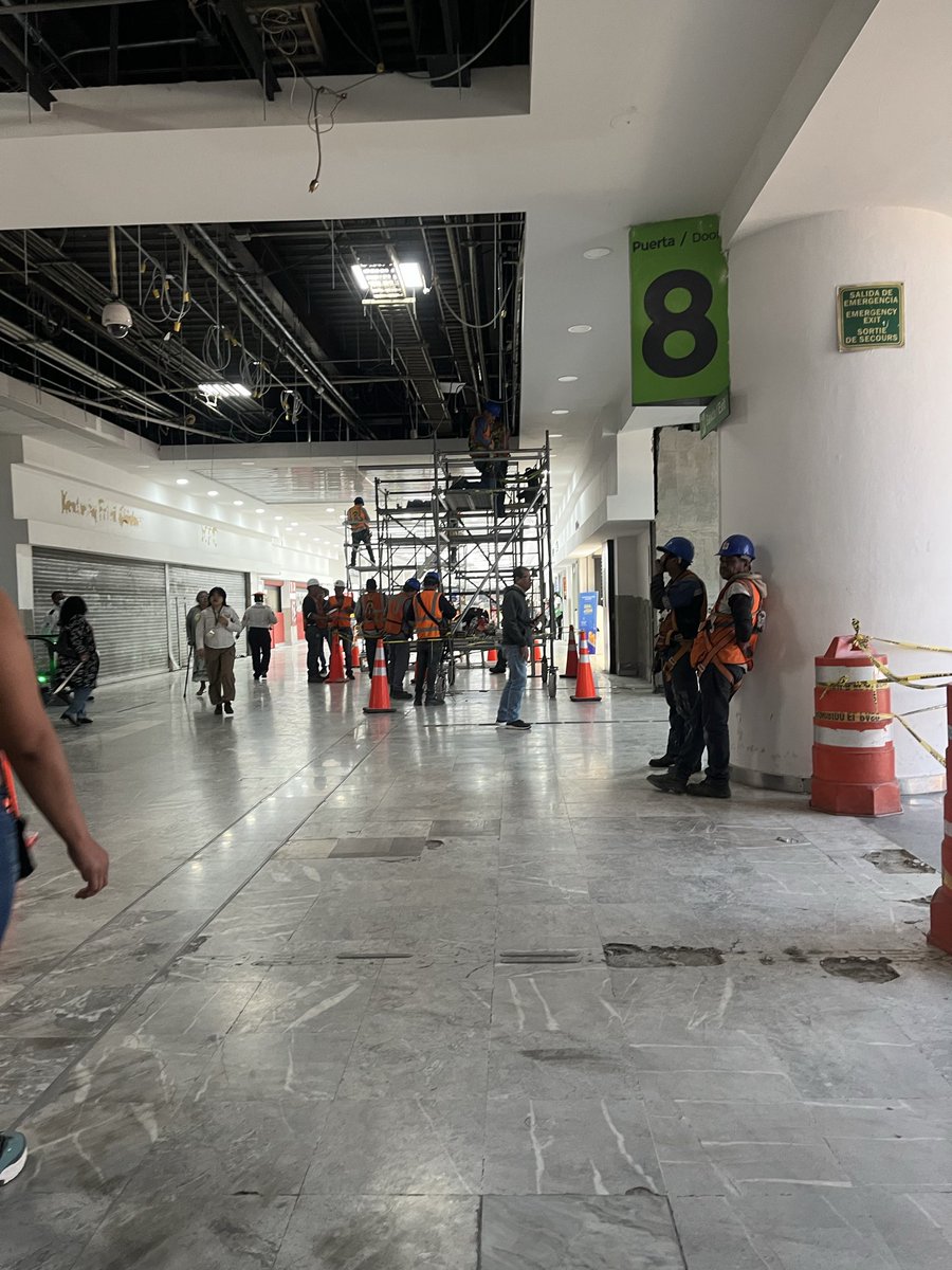 Después de haber estado mes y medio viajando por aeropuertos de élite en Europa, Asia y África, me da mucha pena regresar a encontrarme con esta mierda. Todo por culpa de un pinche pueblerino acomplejado e ignorante y millones de idiotas que le creyeron.
#MorenaDestruyendoAMexico