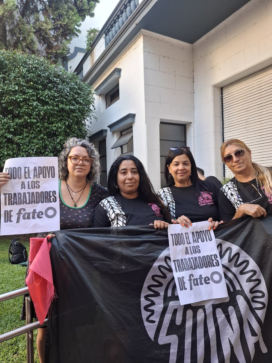 Abrazamos y nos solidarizamos con lxs trabajadores de FATE a través de su Comisión de Mujeres. Vamos a bancar y a resistir con ellxs hasta vencer.

FATE NO SE CIERRA!