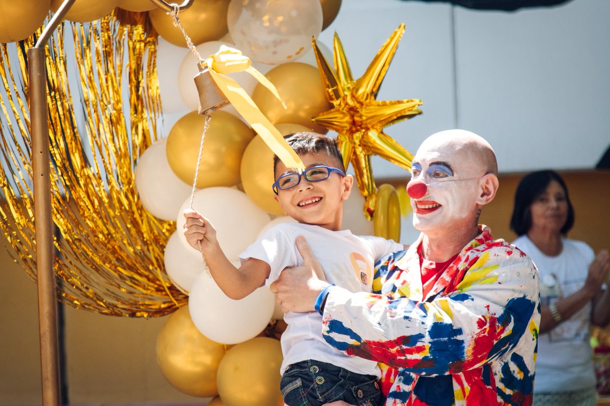 PasseriniOk's tweet photo. 💛 Hoy la campana sonó 17 veces en el Hospital Infantil.

Sonó como un verdadero triunfo: el de niños y niñas que finalizaron su tratamiento contra el cáncer infantil, el de familias que nunca soltaron la mano y el de equipos de salud que acompañaron cada paso del camino.

Cada campanazo de quienes reciben el alta es el mejor impulso, el combustible espiritual que alienta a los 30 chicos y chicas que hoy continúan en tratamiento.

Gracias por enseñarnos tanto. 🎗️