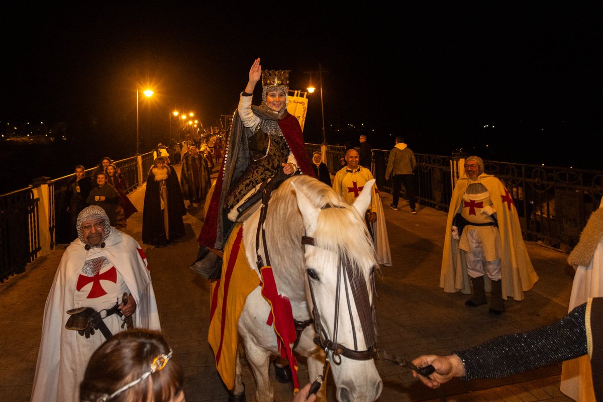 BodasDeIsabel's tweet photo. Teruel ha recibido esta tarde al Rey Don Jaime I, de visita en la villa, que ha liderado un Desfile.

A su encuentro han marchado los Grupos de la Federación de las Bodas de Isabel de Segura, en el Desfile de los Habitadores de la Villa https://t.co/zS3JH3CGYv