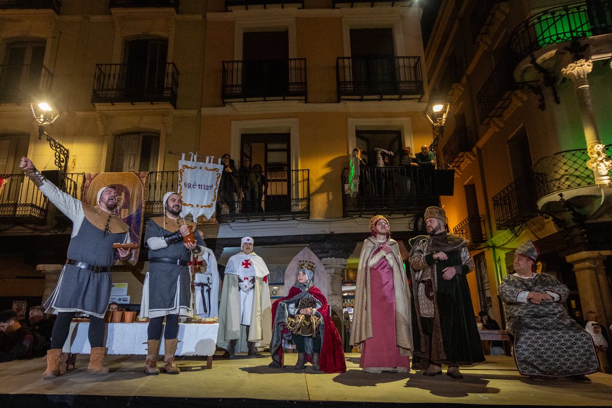 BodasDeIsabel's tweet photo. Teruel ha recibido esta tarde al Rey Don Jaime I, de visita en la villa, que ha liderado un Desfile.

A su encuentro han marchado los Grupos de la Federación de las Bodas de Isabel de Segura, en el Desfile de los Habitadores de la Villa https://t.co/zS3JH3CGYv