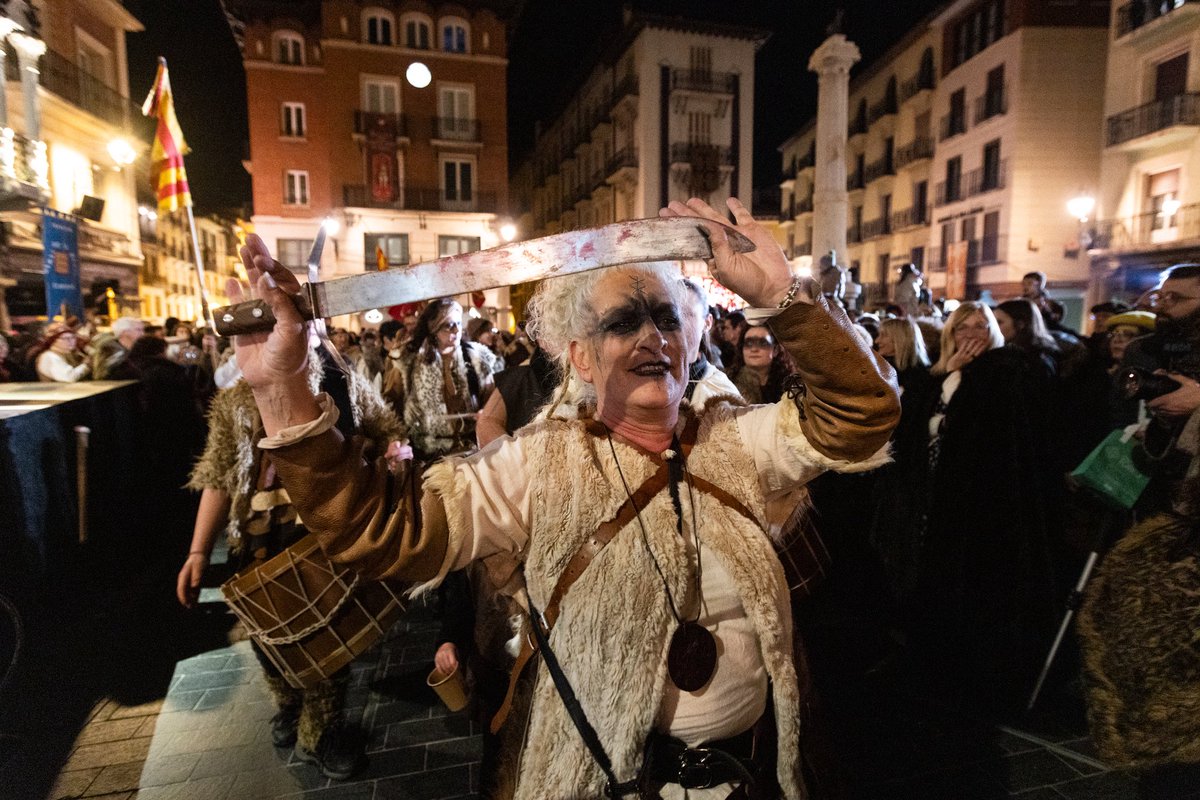 Teruel ha recibido esta tarde al Rey Don Jaime I, de visita en la villa, que ha liderado un Desfile.

A su encuentro han marchado los Grupos de la Federación de las Bodas de Isabel de Segura, en el Desfile de los Habitadores de la Villa