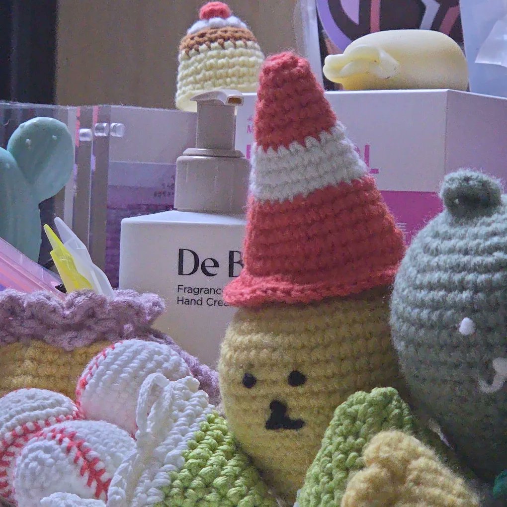 knitting_HHam_'s tweet photo. #뜨개질_트친소
#뜨친소
#뜨개

입문 9개월 정도 된 뜨린이입니다.
코바늘로 시작해서 최근에는 대바늘도 간단한 거 입문해보는 중이에요...🥹 
주로 저렴한 실을 이용해서 작은 소품이나 인형들을 떠요!
날 것의 사진 뿐이지만 같이 뜨개 정보 공유하고 뜨개 이야기하고 싶어요!!
흔적 잡을게요!!! https://t.co/yLAzVXtZl8