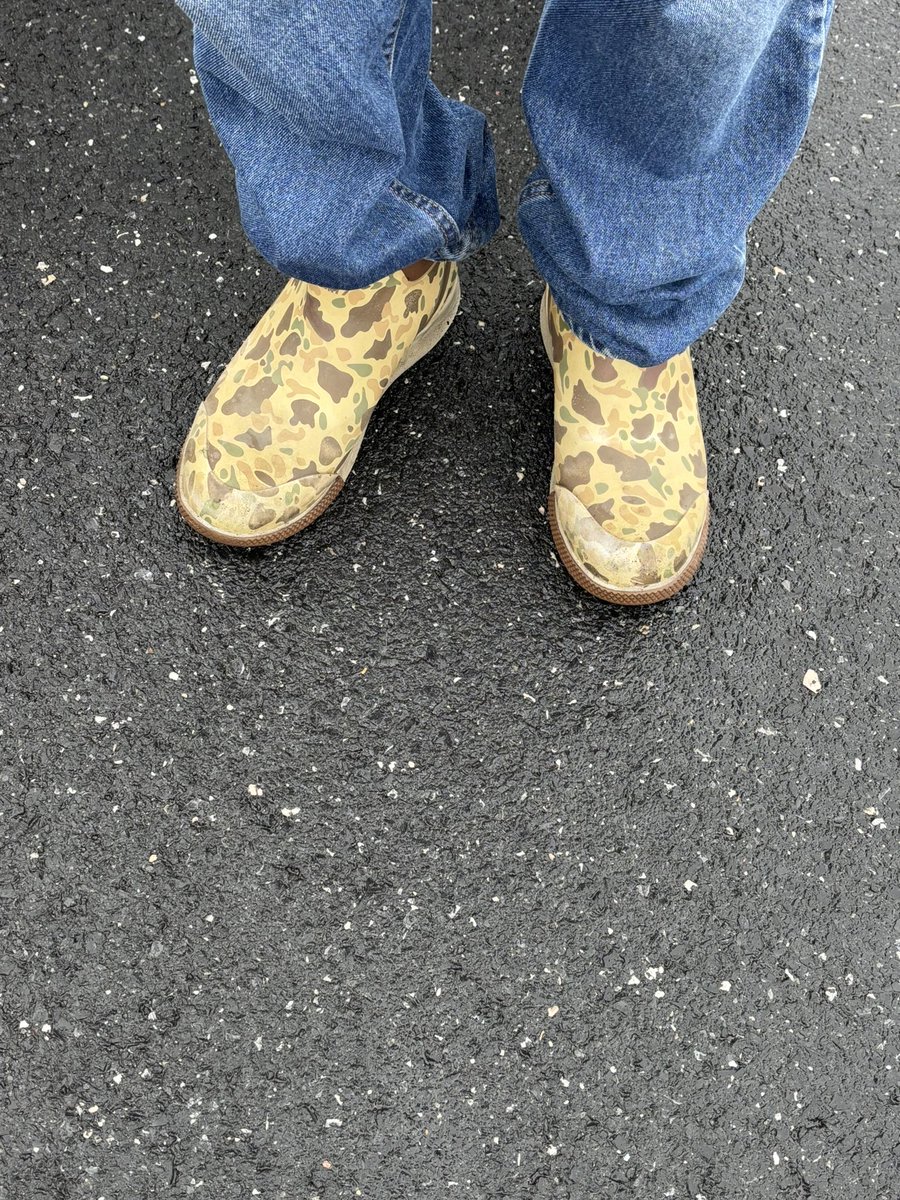 A 19-year old, handsome, straight coworker told me his feet stink. I told him I’d see if any of you want to buy his socks. 😂