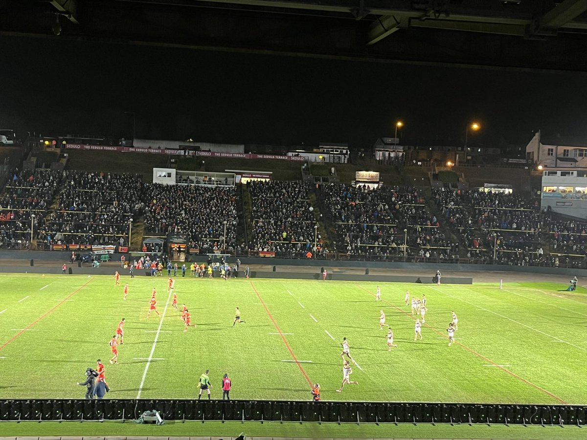 And Bulls get their first win back in #SuperLeague, defeating Catalans Dragons 28-10 at Odsal.

A great night for the supporters who’ve waited 12 years for this moment.

Just shy of 10,000 fans in attendance!

#BradfordBulls #RugbyLeague #Bulls