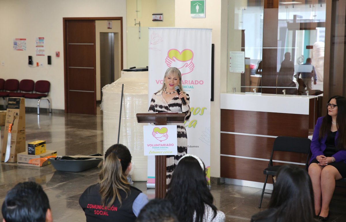 PJEdomex's tweet photo. Con el objetivo de enlazar la labor del Voluntariado A.C del #PJEdomex, presidido por Alvis Gorostieta Uribe y la Fundación Organizada de Mujeres Unidas por México, encabezada por Elizabeth Pérez Ortiz, en beneficio del desarrollo de emprendimientos de mujeres mexiquenses mediante redes de apoyo e intercambio de conocimiento, ambas asociaciones firmaron un Convenio de Colaboración, suscripción que fue atestiguada por el Magistrado Héctor Macedo García, Presidente del Tribunal Superior de Justicia.

Como parte de estas acciones, también se entregaron tinacos, calentadores solares y paquetes de herramientas a servidoras y servidores judiciales del Programa Mejora tu Hogar que se realiza en coordinación con la Fundación.

Al evento asistieron el Magistrado Fernando Díaz Juárez, Presidente del Órgano de Administración Judicial, así como de las Magistradas Nancy Flores Mendoza, Karla Ivonne Díaz Iniesta, el Magistrado Jesús Ángel Cadena Alcalá, integrantes del Tribunal de Disciplina Judicial y Sara Deyanira Pérez Olivares, Secretaria Técnica del TDJ.

#JusticiaCercana