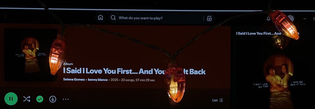 JessicaSwift130's tweet photo. @SelenaFanClub Happy 1 year!!!!🥳🤩🫶
This song was life changing 🥹
#1YearofCMWYBU #CallMeWhenYouBreakUp https://t.co/2tPQJR0DPH
