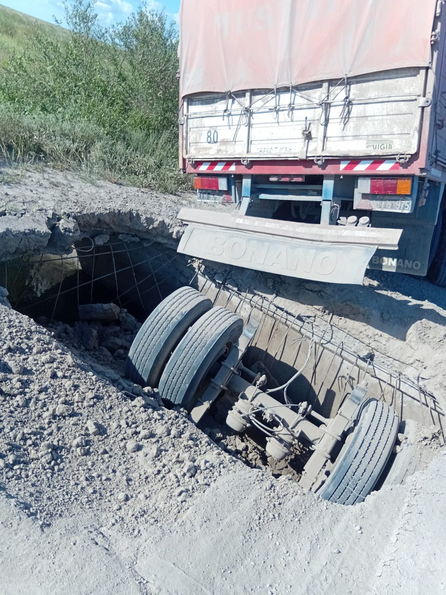 Un camión con girasol cayó al colapsar una alcantarilla en la RP 40s, cerca de “Los Charabones”. El acoplado quedó incrustado y destruido. No hubo heridos. Vialidad confirmó corte total hasta reconstruir el paso. Intervienen bomberos para retirarlo.