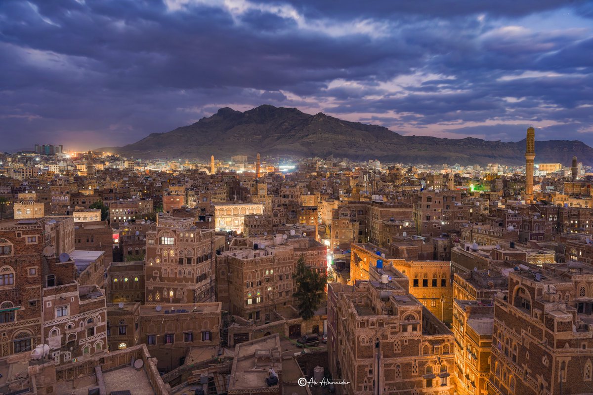 سؤال لأهل اليمن وكل من عاش هنا:
ما هو المكان في اليمن الذي تشعر فيه أن روحك "تتنفس" حقا؟ 🤔
هل هو:
١. بحر المكلا هادئا؟
٢. قمم جبال تعز ضبابا؟
٣. صنعاء القديمة ليلا؟
٤. وادي حضرموت شروقا؟
أكتب اسم المنطقة في التعليق واشرح لنا بإيجاز لماذا تشعر فيها بهذا السلام.
دعونا نصنع خريطة