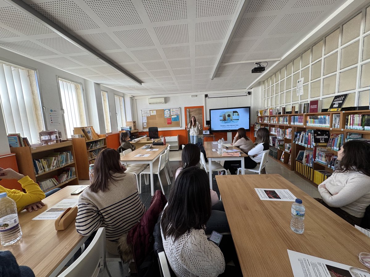EscolaFlix's tweet image. Avui hem realitzat Comunitat #ProgramaFAIG al @insescolatemple a Tortosa. 
Com introduir l’art als projectes FAIG? 
@cesirecat @annapanisello #AprenentageAmbSentit 
#TerresdelEbre