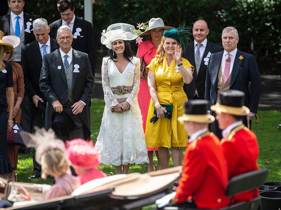 Muy bien acompañado #tiopedofilo  del recién arrestado ex-príncipe Andrés  y Sarah Ferguson en Ascot 2019. Sale 77 en los Archivos de Jeffrey Epstein. Y aún así lo defienden sus focas aplaudidoras #tiopederasta #TioPedófilo