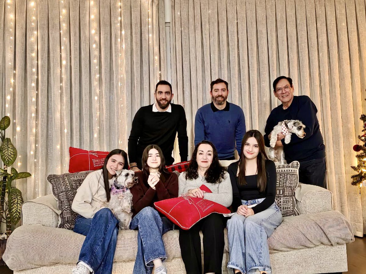 CarlosPalomoF's tweet photo. ⭐️#family #MMMostras #Holidays #happynweyear2026 ... https://t.co/R5ltavpIvJ