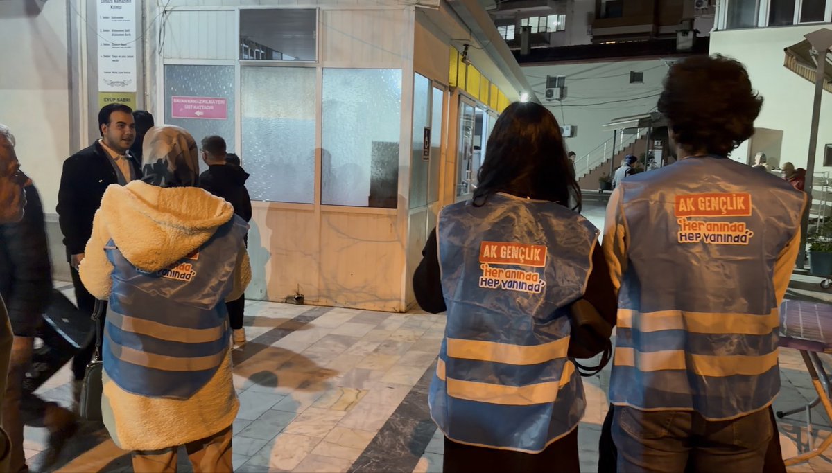 Balçova AK Gençlik Kolları Başkanımız Sayın Batuhan Özdağ, yürütme ve yönetim teşkilatımızla birlikte, Balçova Eyüp Sabri Camii çıkışında teravih namazı sonrası vatandaşlarımıza lokma ve kolonya ikramında bulunduk.
Ramazan paylaşmaktır, Ramazan birliktir 🌙🤍
#akgençbalçova