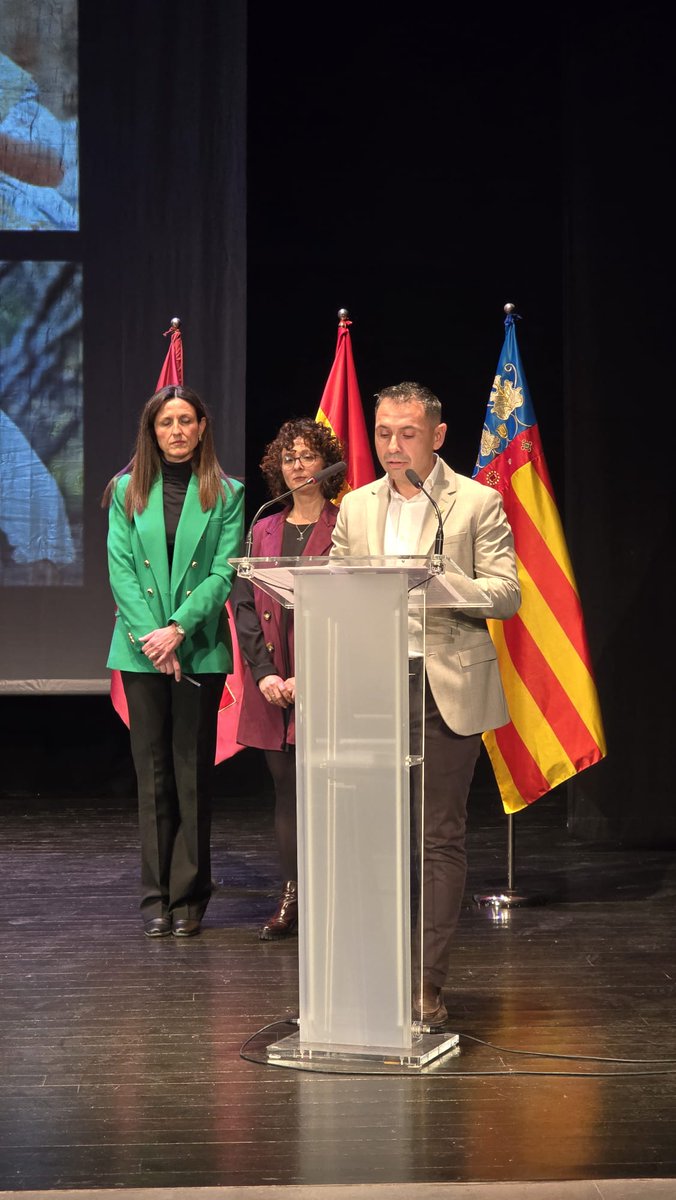 VOX_Silla's tweet photo. Hoy con la Falla Poble de Silla en la presentación de su llibret, "Grimori i agulles". Nuestro concejal, Raúl Rubert, ha acompañado a toda la comisión y a sus máximos representantes en un acto que ha sido realmente emotivo.

Siempre, al lado de nuestras fiestas y raices. https://t.co/wqdzs8sfDf