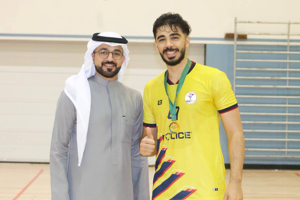 sahfksa's tweet photo. 📸 المدير التنفيذي المكلف لـ @sahfksa أ. سلمان الحبيب، يتوج فريق الترجي بذهبية #بطولة_المملكة_لليد لأندية الدرجة الثانية 🏆🥇 https://t.co/Kq6KGZc8Tr