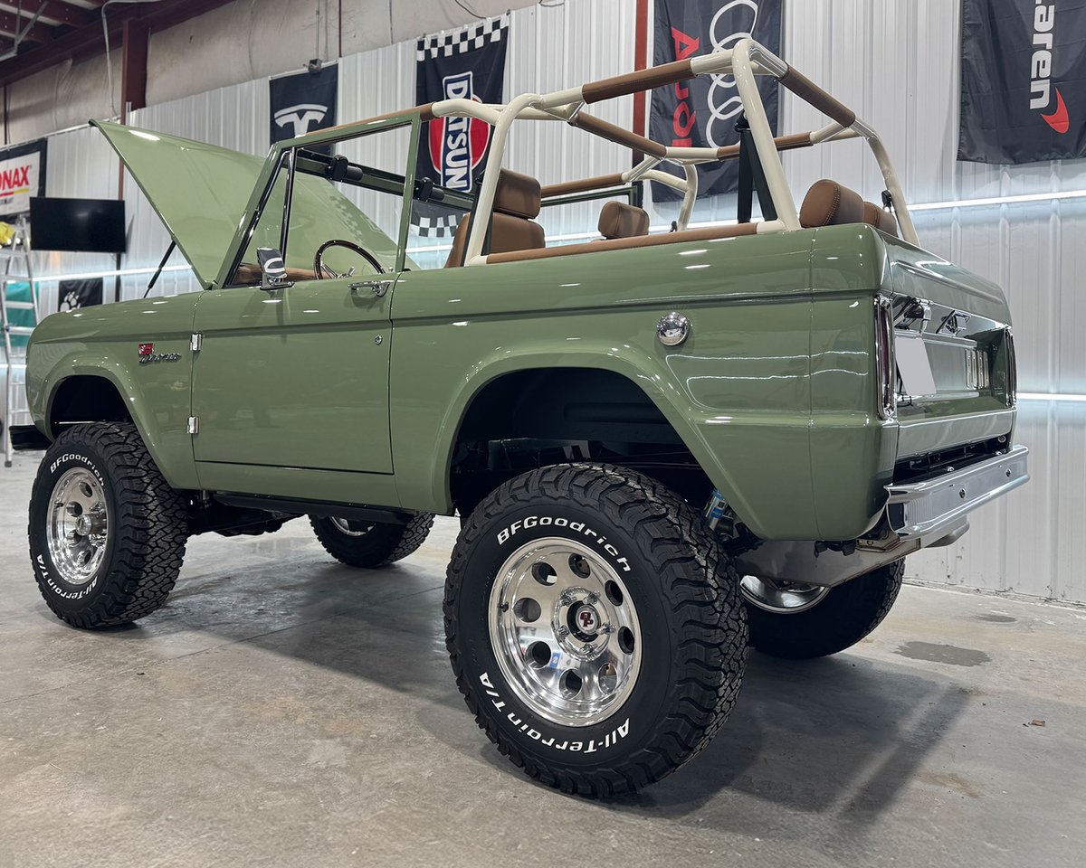 Barrett_Jackson's tweet image. Boxwood Green in all its glory! This custom 1972 @Ford #Bronco is powered by a Gen III 5.0-liter #Coyote crate engine producing #460hp. Selling with No Reserve at the 2026 Palm Beach Auction, Apr. 16-18 at the South #Florida Fairgrounds.

Learn more: bit.ly/PB26TW-1972For…