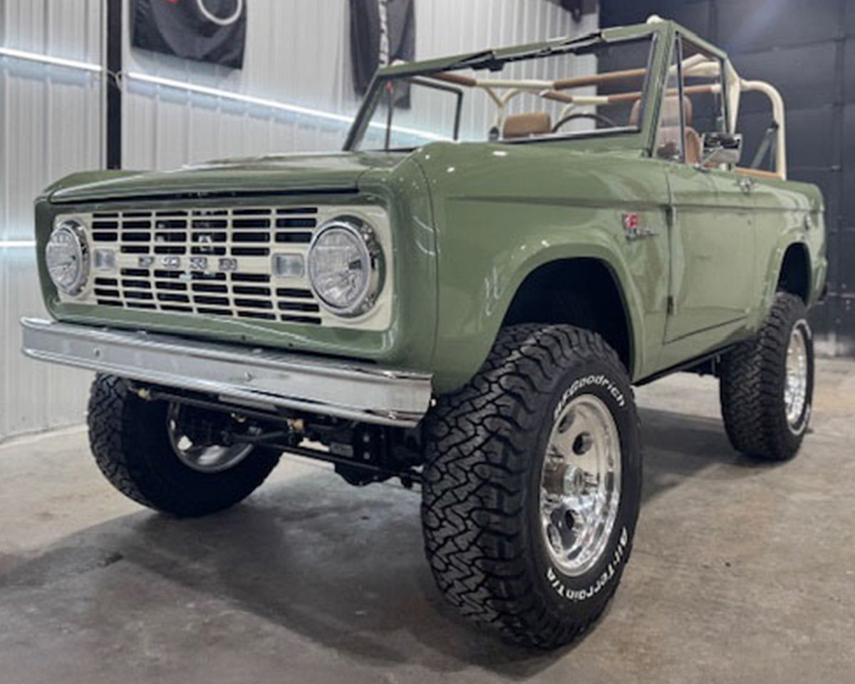 Barrett_Jackson's tweet image. Boxwood Green in all its glory! This custom 1972 @Ford #Bronco is powered by a Gen III 5.0-liter #Coyote crate engine producing #460hp. Selling with No Reserve at the 2026 Palm Beach Auction, Apr. 16-18 at the South #Florida Fairgrounds.

Learn more: bit.ly/PB26TW-1972For…