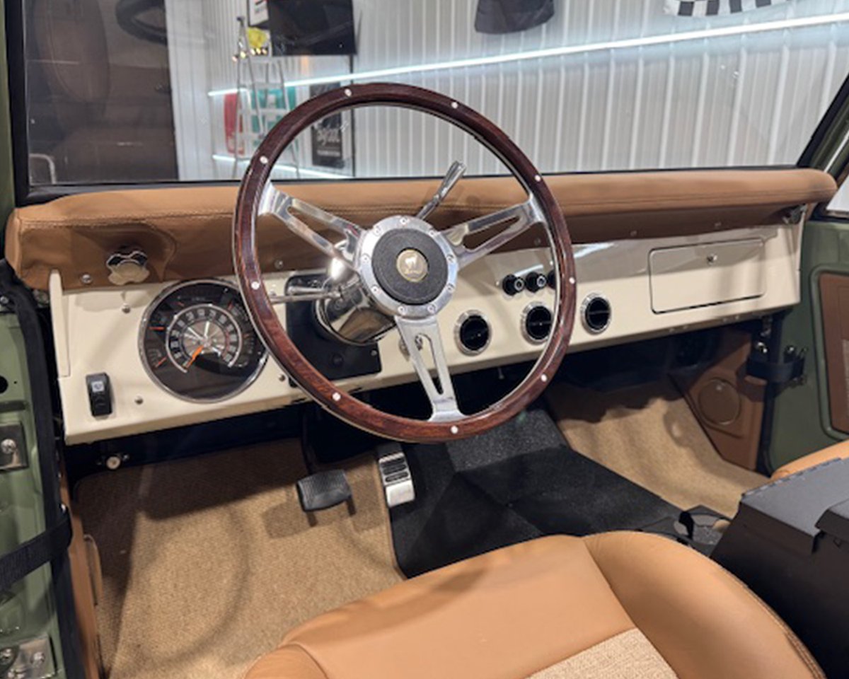 Barrett_Jackson's tweet image. Boxwood Green in all its glory! This custom 1972 @Ford #Bronco is powered by a Gen III 5.0-liter #Coyote crate engine producing #460hp. Selling with No Reserve at the 2026 Palm Beach Auction, Apr. 16-18 at the South #Florida Fairgrounds.

Learn more: bit.ly/PB26TW-1972For…