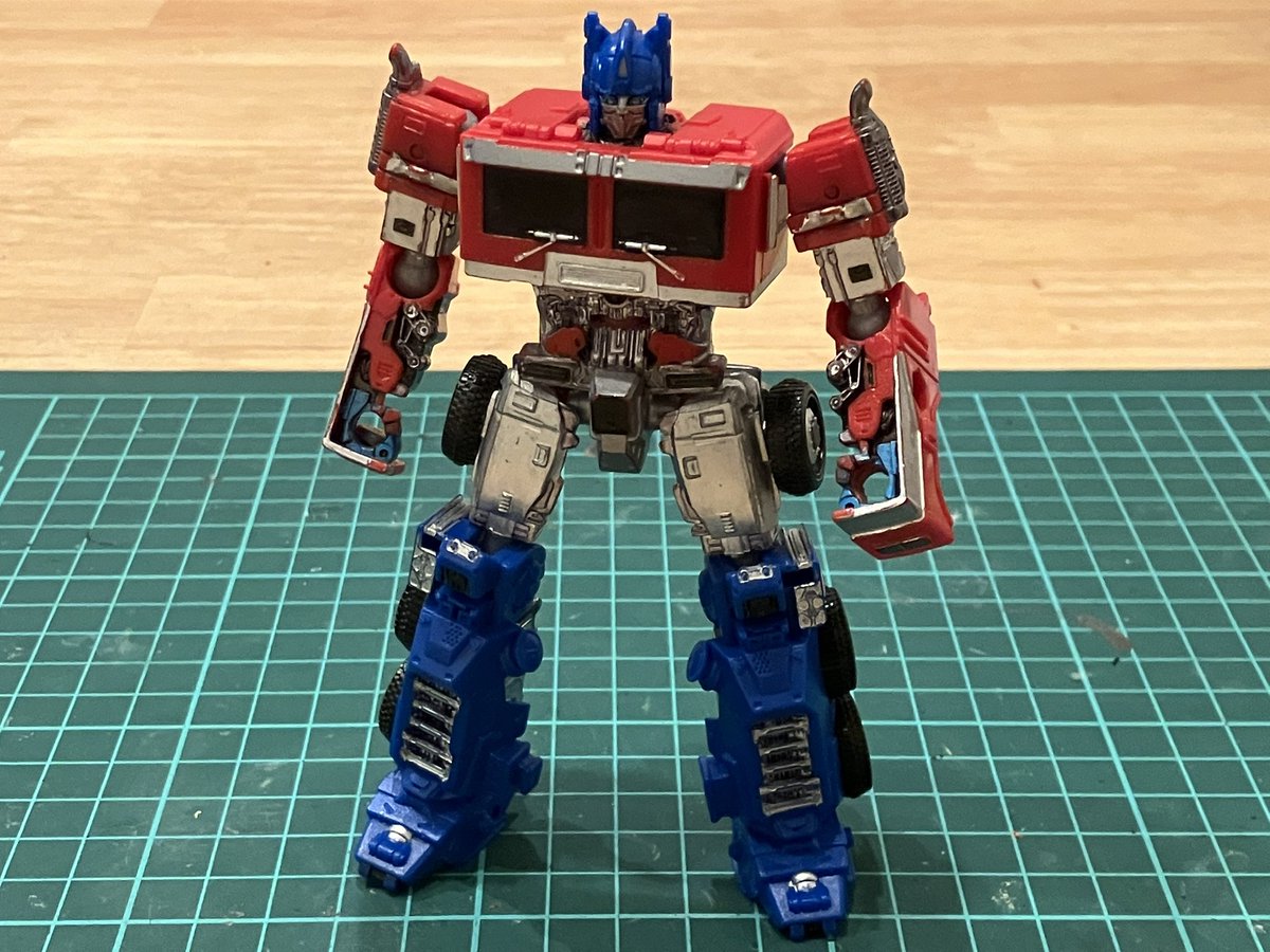 bom_ume's tweet photo. ビースト覚醒、廉価ラインのオプティマスプライムは素晴らしいToy ですが、どうしても袖が気になったのでカスタムする事��。Amazonで入手した小型蝶番でパタパタにしました。細かい整形や塗装はまた今度。ついでに首もBJ化。
目的は達成したけど、捲った袖も目立つな。。
#ROTB
#Transformers https://t.co/y5kM9eTMn1