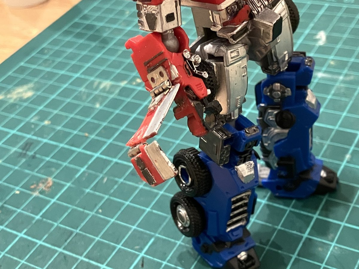 bom_ume's tweet photo. ビースト覚醒、廉価ラインのオプティマスプライムは素晴らしいToy ですが、どうしても袖が気になったのでカスタムする事��。Amazonで入手した小型蝶番でパタパタにしました。細かい整形や塗装はまた今度。ついでに首もBJ化。
目的は達成したけど、捲った袖も目立つな。。
#ROTB
#Transformers https://t.co/y5kM9eTMn1