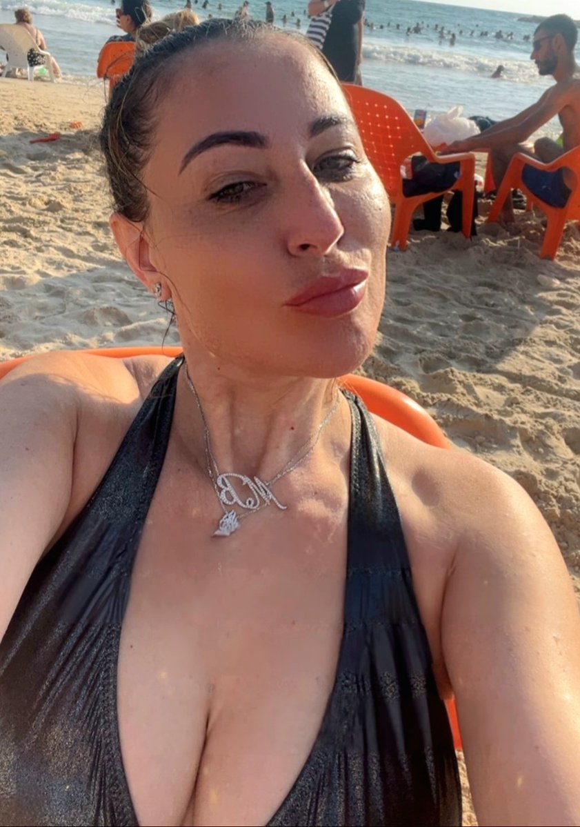 CelebritesFan's tweet image. Lèvre pulpeuse et décolleté plongeant la belle #MagaliBerdah expose ses arguments après sa victoire face au rappeur #Booba #TPMP #TBT9 🔥💋🍒