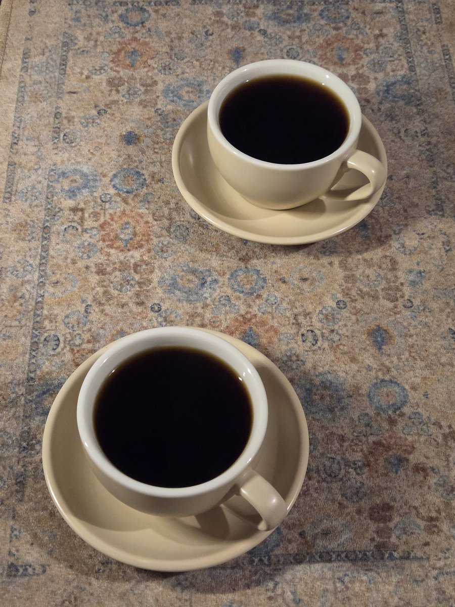 تعالي لنتحدث بحجة أن القهوةَ مُرةٌ و حديثكَ سُكر.☕🦋