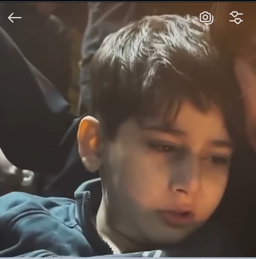 پسرم قلبم برای تو هزار تیکه شد
تو خیلی کوچیک بودی برای این درد
میگه: بخاطر ۱۰ سال زندگی من به دنیا اومدم بقیه عمرم رو باید تو زندان زندگی باشم💔
تو خیلی کوچیک بودی برای این حرفا..
لعنت بر باعث و بانیش
#IranMassacre 
فرزند جاوید نام #افسانه‌مهدی‌نژاد