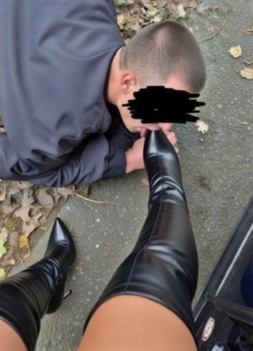 Deine Rolle als Mann: Auf dem Boden knien, Stiefel lutschen und mich bezahlen