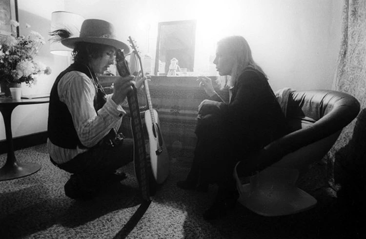 bob dylan and joni mitchell backstage on the rolling thunder revue tour, 1975