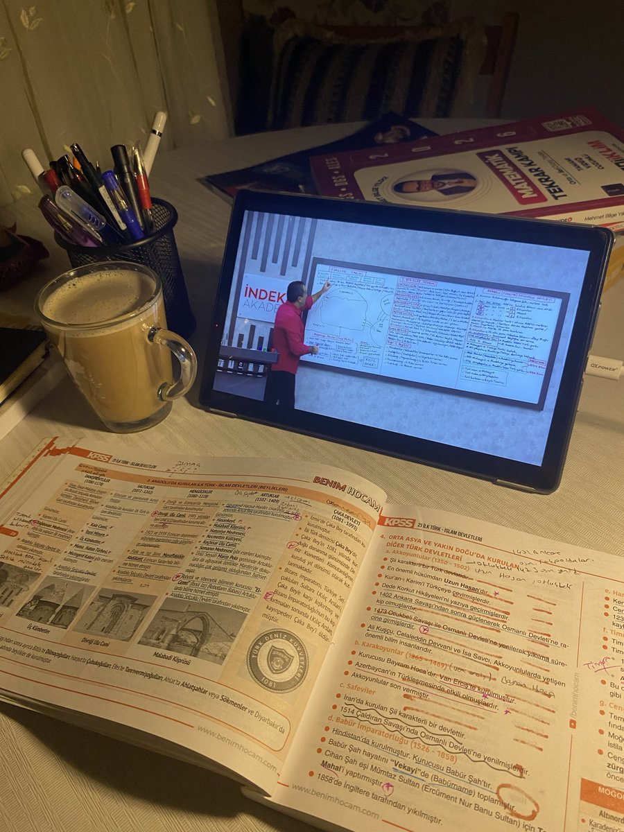 Başrollerin olmadığı yan rol zehirlenmesinin yaşandığı bölüme 4 saatimi verdikten sonra masa başına geçtim biraz da gerçekler (lütfen 4 saatimi biri geri versin)
#TaşacakBuDeniz