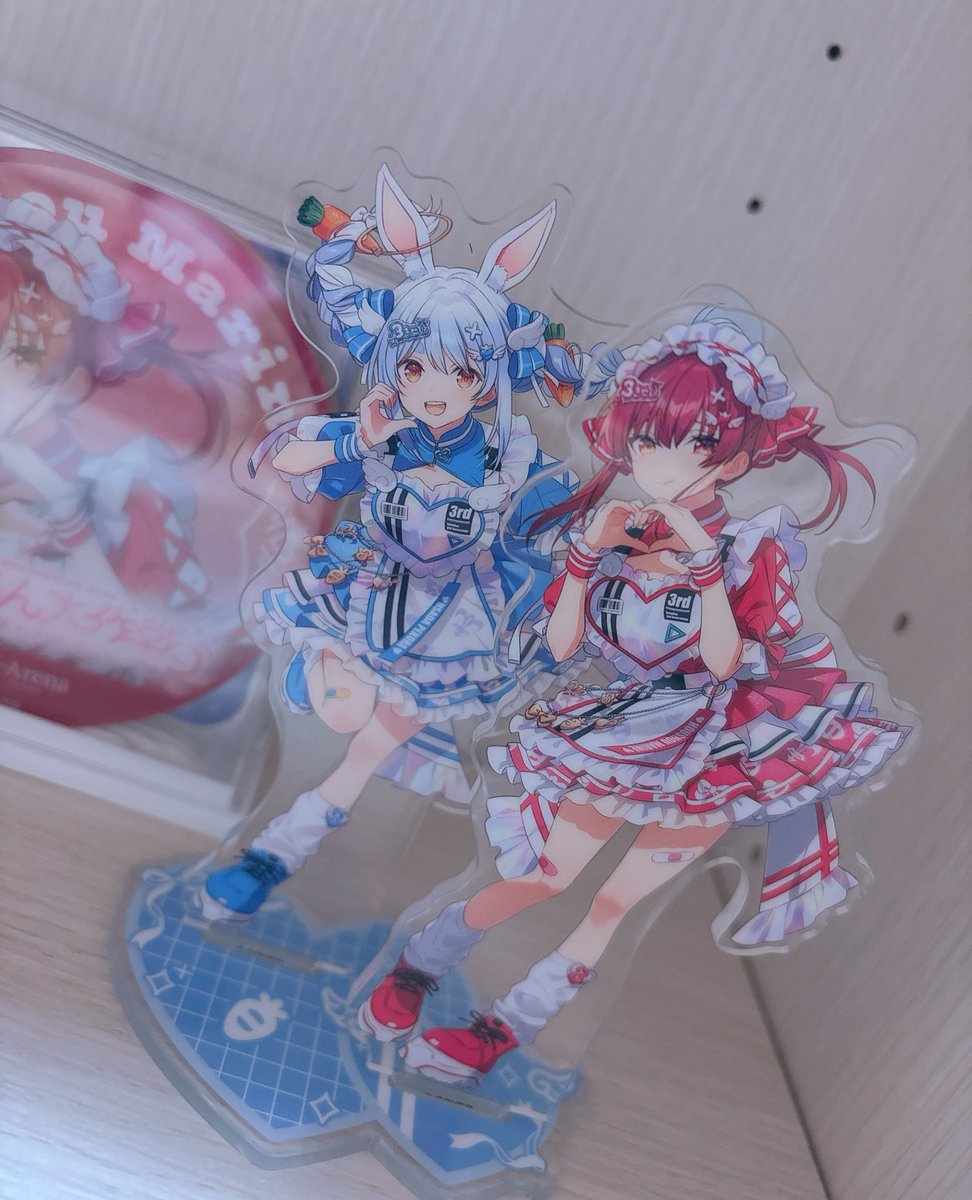 おはよ〜！ついに私の家にもぺこマリのアクスタが届きました😭可愛