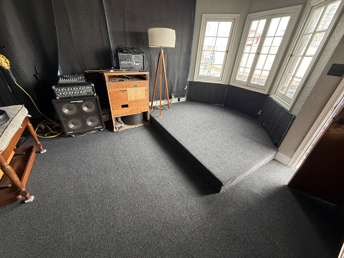 BelmontLessons's tweet photo. Just got the carpet cleaned!   Looking 😎🎸 are you ready to rock n roll?   Take lessons with one of our pros here at BMS!   https://t.co/ptyVQV3qr1 #musiclessons #pianolessons #guitarlessons #inspiring #music https://t.co/b5lQ4hMiKq