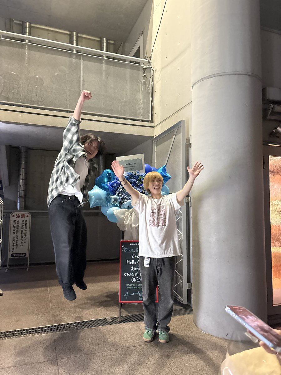 so_am5's tweet photo. 3年ずっと頑張ってくれてありがとう。
3年前インライでわちゃわちゃしてた彼らが、自主企画してあんなに人がたくさんのライブハウスでキラキラしてるなんて想像してなかった。待ったけど待ってる時間もずっと楽しかった。
ほんとにバンド続けてくれてありがとう。
これからも！！ずっとだいすき！ https://t.co/aWgufpbU0T