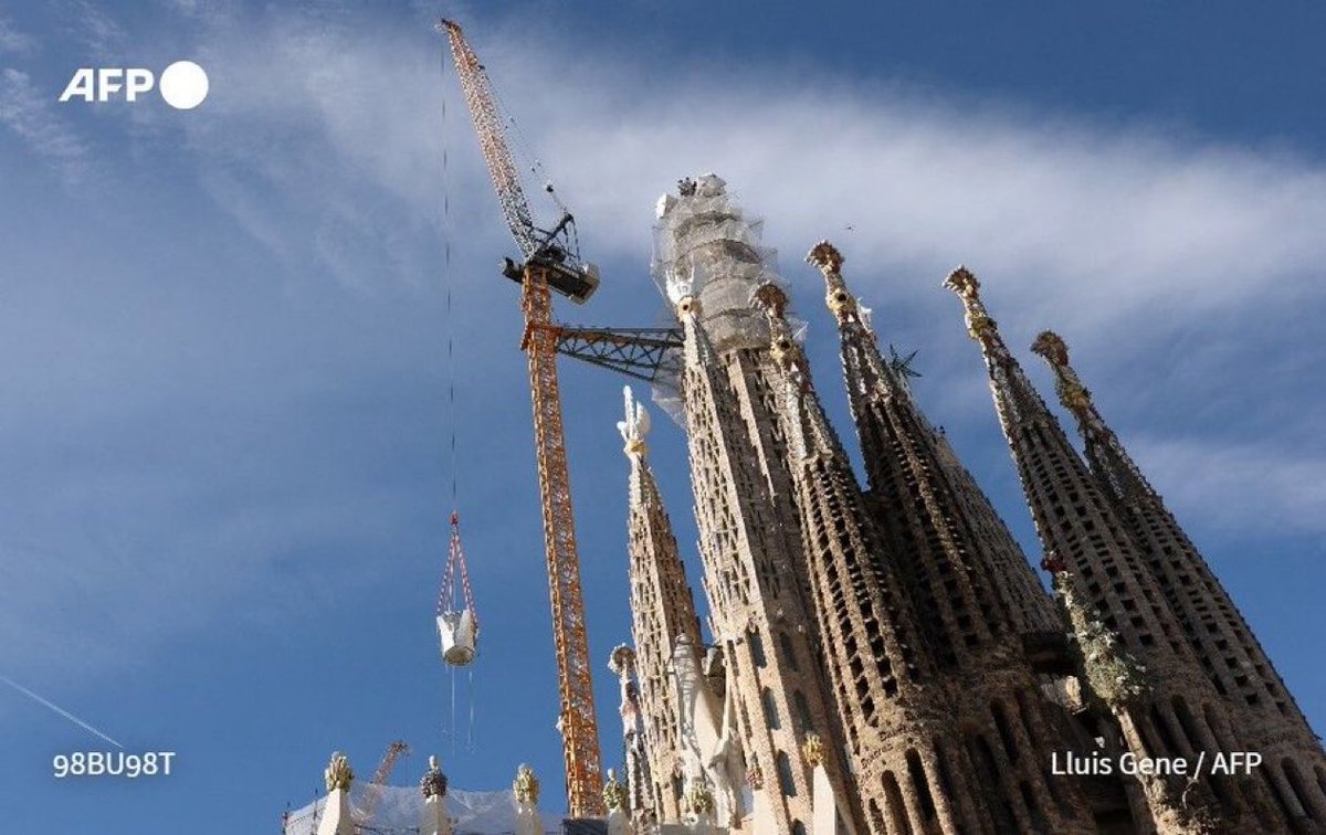 AlertaNews24's tweet photo. 🇪🇸 | La Sagrada Familia de Barcelona es ahora oficialmente la iglesia más alta del mundo. Los obreros coronaron la torre más alta de la basílica con una cruz blanca de 17 metros de altura, 140 años después de que el famoso arquitecto catalán Antoni Gaudí diseñara el monumento. https://t.co/WVUE01dnc4