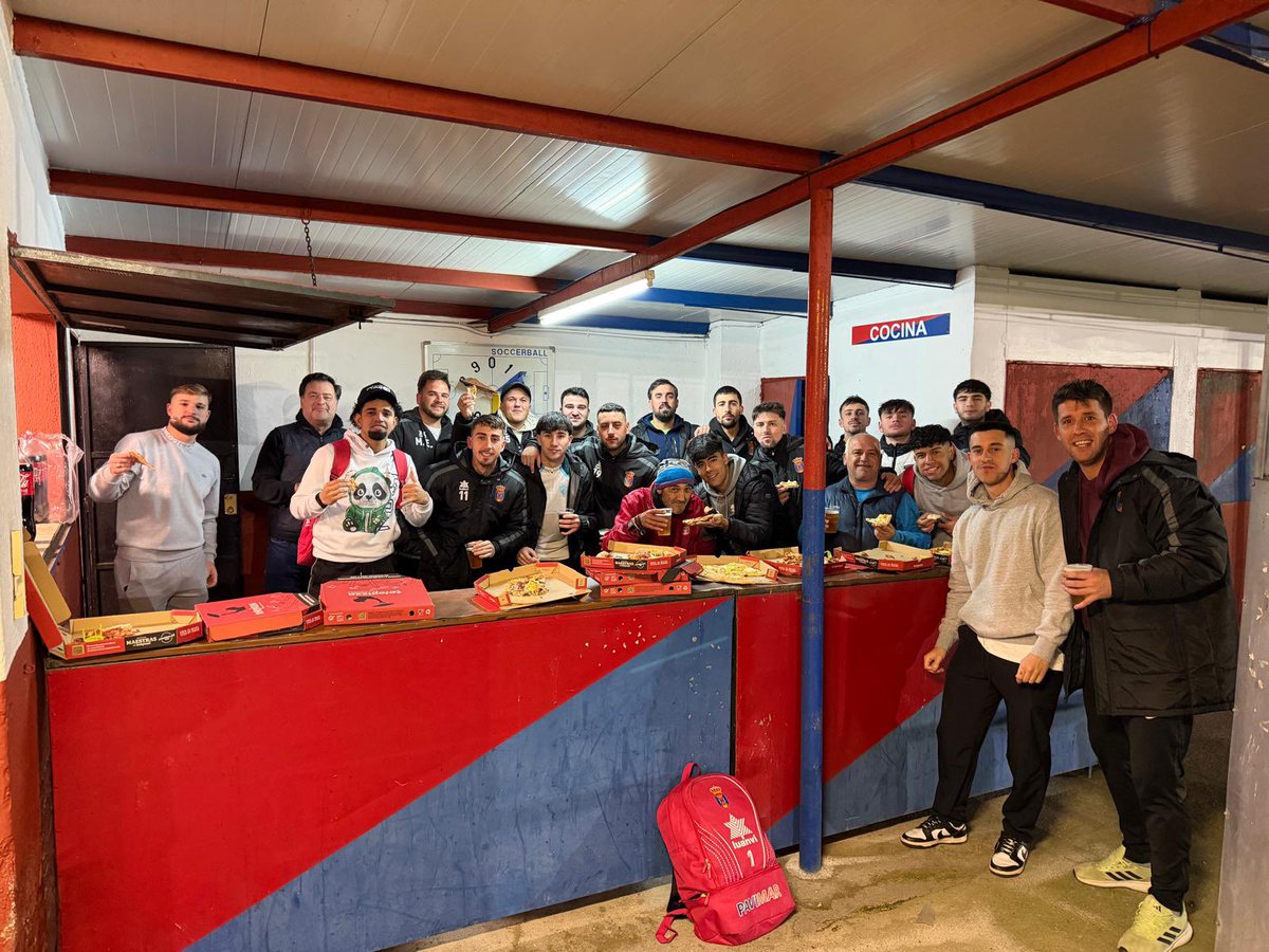El míster las promete y el míster las paga: hoy tocó pizza después del entrenamiento, porque lo prometido es deuda.” 🍕🍻