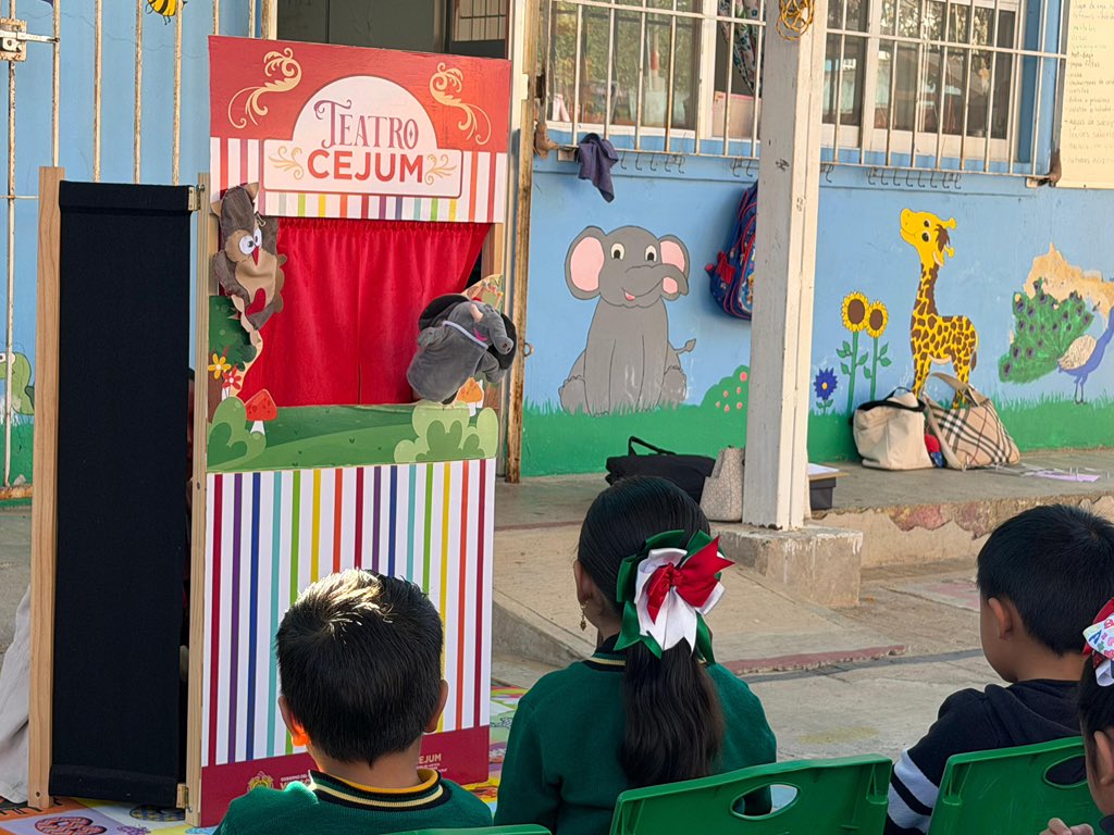 cejumver's tweet photo. 🎭✨ Presentamos la obra de teatro guiñol “Mercedes quiere ser bombera” en Xaltepec, Banderilla, para niñas y niños del Jardín “Francisco Gabilondo Soler”, promoviendo la igualdad entre las infancias. 👧🏻

@rocionahle @ahuedricardo 

#PorAmorALasMujeres https://t.co/cpH6GZTuU9