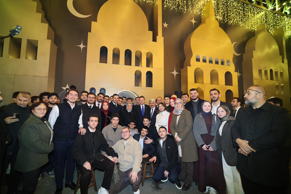 İl Başkanlığımızın önünde Ramazan’a yakışır hazırlıklarımızı tamamladık.
Her gün tüm İstanbulluları Ramazan’ın ruhunu birlikte hissetmeye, yuvamıza bekliyoruz.

Bugün itibarıyla etkinliklerimiz başladı.
Sanattan söyleşiye, müzikten ikramlara uzanan bu güzel buluşmalarda;