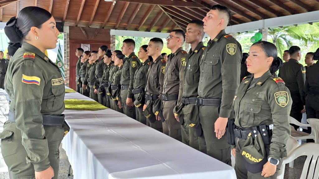 PoliciaMeta's tweet image. ✨Hoy despedimos con orgullo a 60 Auxiliares de Policía que culminan su servicio militar tras una etapa de aprendizaje, compromiso y vocación por la comunidad. 
#S2D #Dignidad👮🏻‍♂️🇨🇴