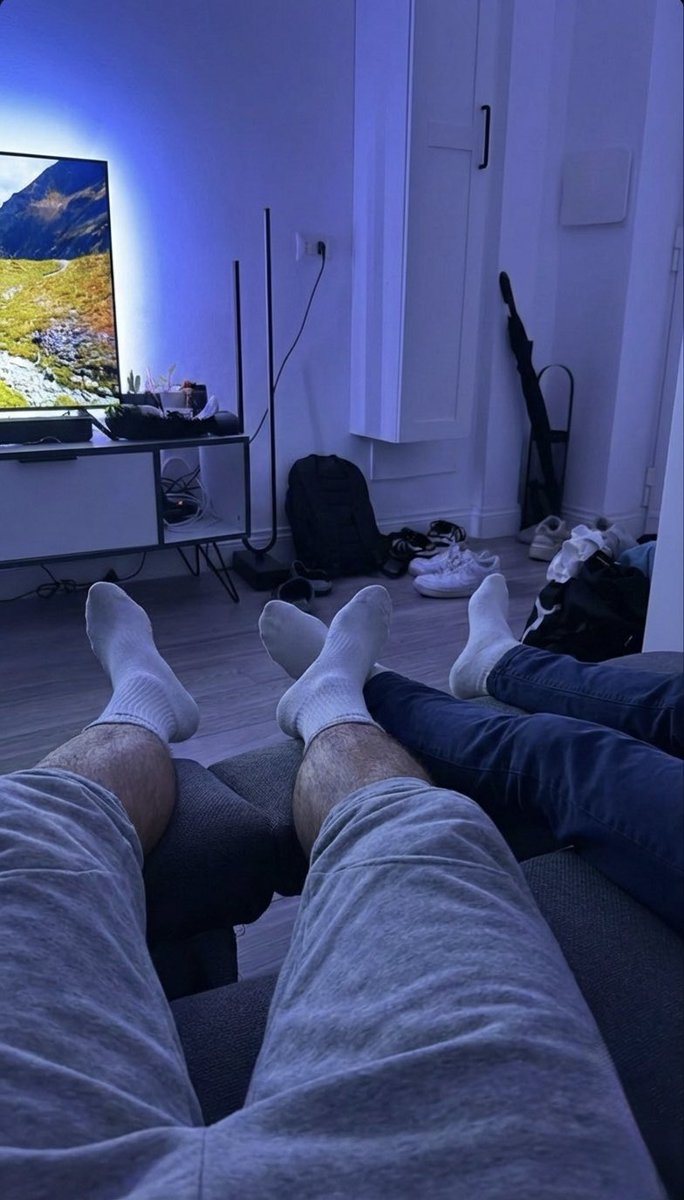 MarcusMasterZ's tweet photo. Mode chill activé avec le bro. Lumière tamisée, canapé, on ne fait rien et on le fait bien. Par contre, mon pote hétéro a des goûts de luxe et devinez qui va financer notre fin de soirée ? 
Faites chauffer la carte bleue pour le Maître et son invité. 
Je veux voir les notifications tomber pendant qu'on regarde la télé.
https://t.co/tuDZ0oFDBB