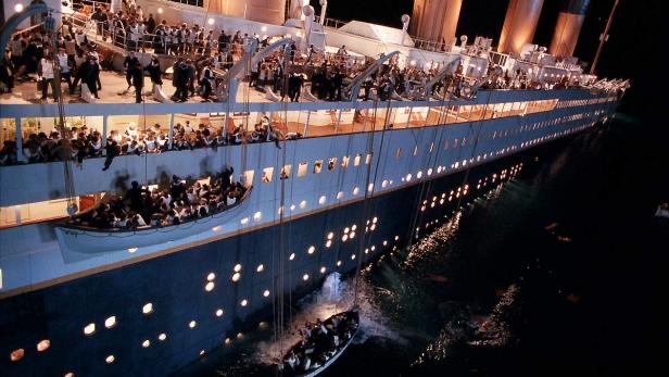 Chinaski0815's tweet photo. Frizze Merz heute mit über 90% zum Parteichef zu wählen ist, als wenn die Titanic Passagiere dem Kapitän kurz vor dem Absaufen applaudiert hätten. #cdubpt https://t.co/bYrulkROtY
