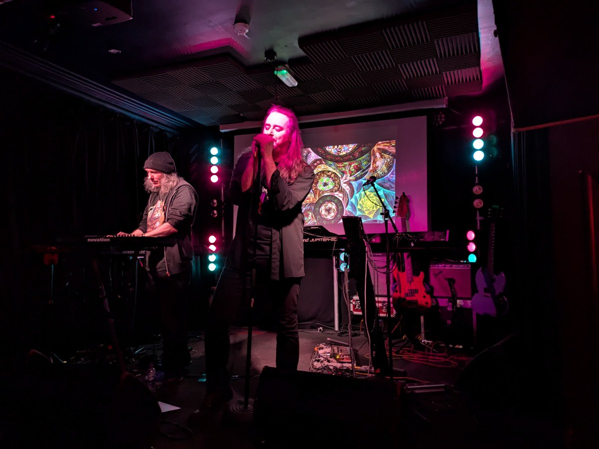 Tom Jones tweet media