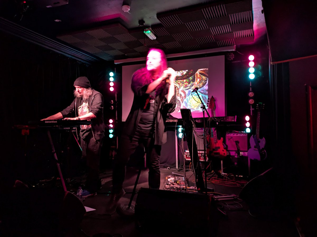 Tom Jones tweet media