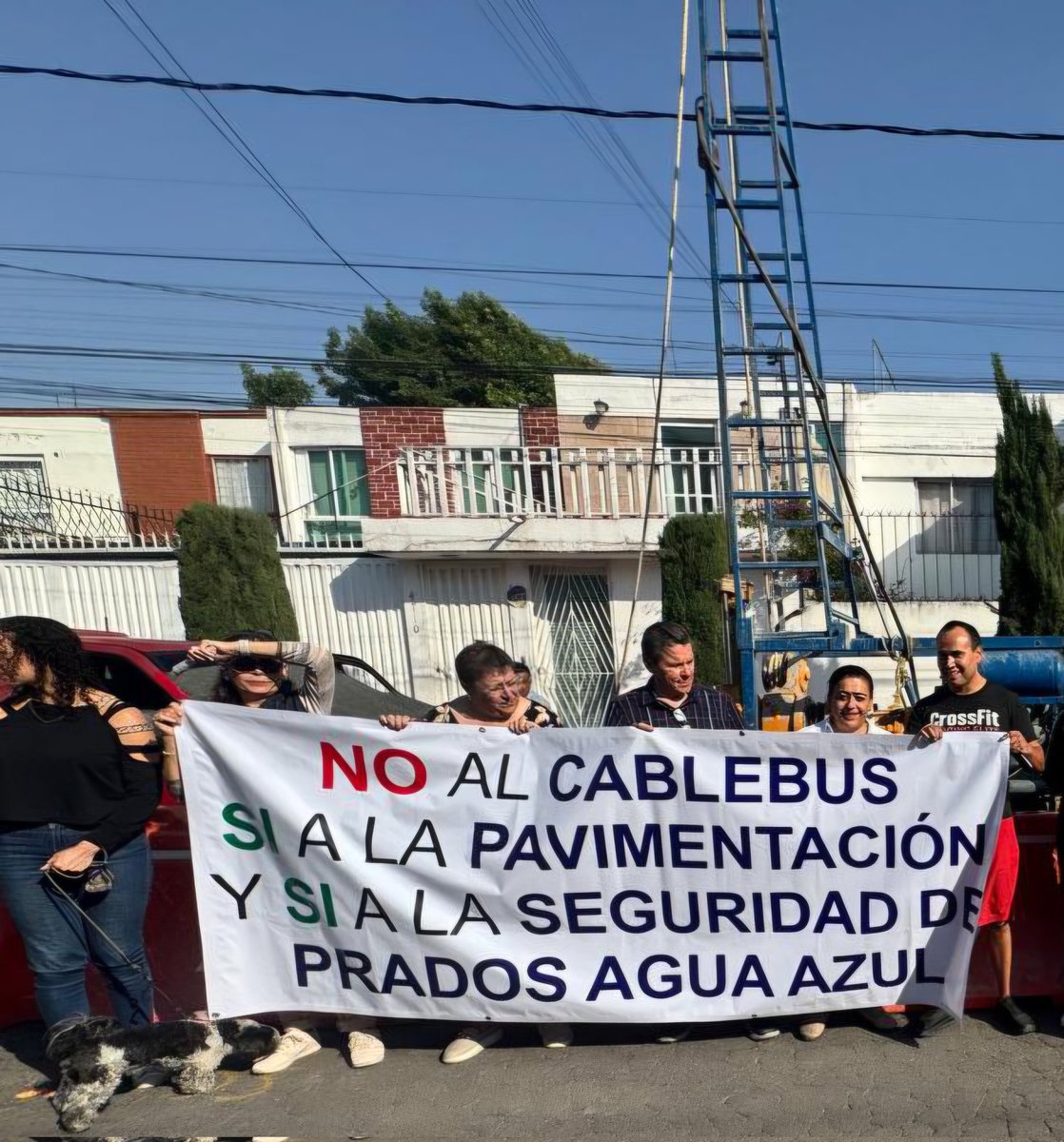 guerrero_o1234's tweet photo. 🚨Colonos de prados agua azul, exigen al gobierno municipal y estatal que paren las obras que seran para las instalaciones del cablebus ya que no los tomaron en cuenta, además hace falta tapar baches y otras obras en la zona de la 11 sur y calles 47 y 49 poniente. @Gob_Puebla https://t.co/w2TC7RPiFy