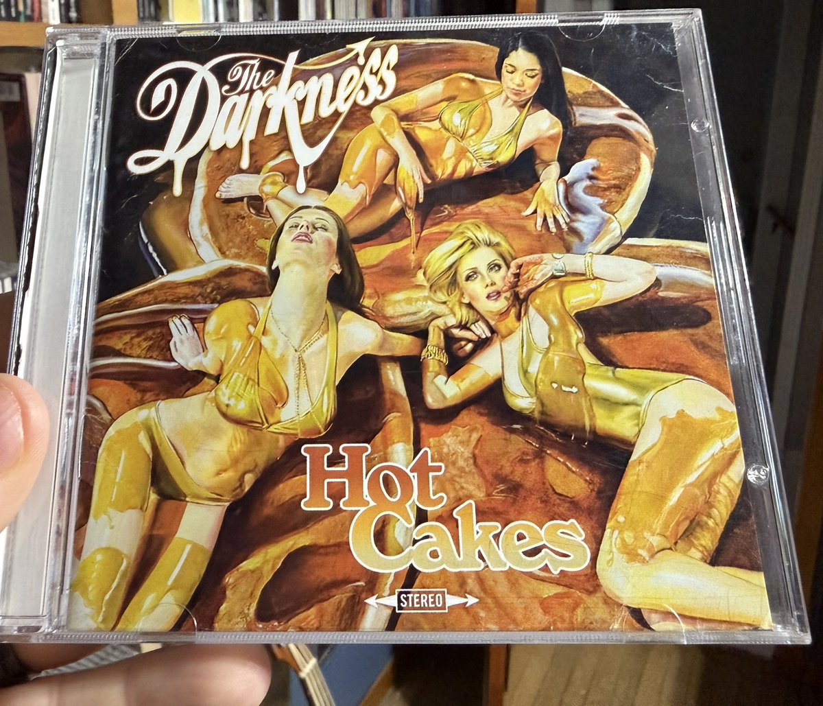 TimsVinyl's tweet photo. Who's up for some Hot Cakes? The comeback album from #thedarkness is today's An Album in Review. Also, a happy birthday to original Darkness drummer #edgraham
https://t.co/U3Z6IvrusE https://t.co/xdiCt2b92r