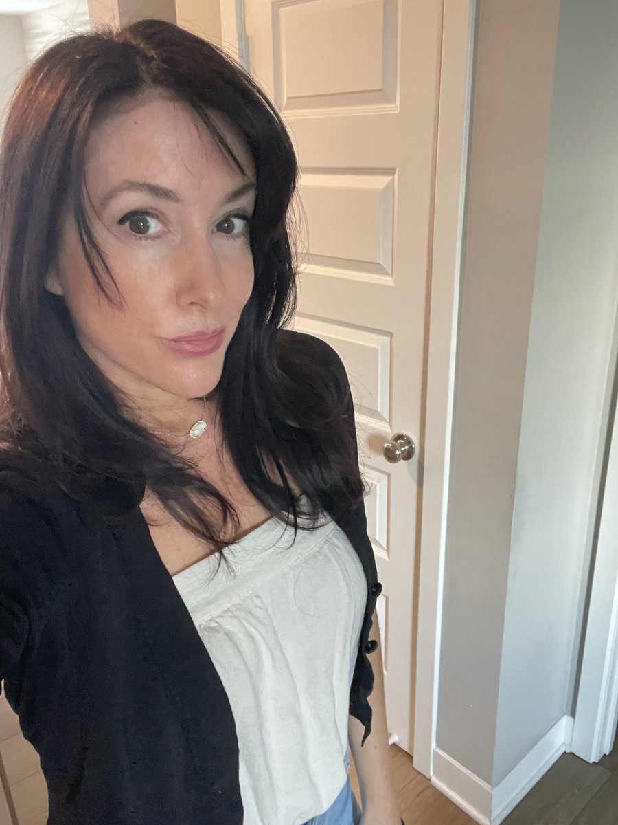 Hanging with the raisin girls tweet media