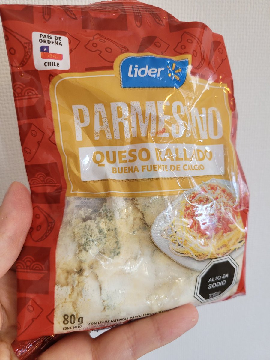 catagomezcurrin's tweet photo. Cómo lo ven? Queso Parmesano marca Líder fecha vencimiento junio 2026 lleno de hongos en febrero. A punto de darle fideos con este alimento a mi hijo de 2años. Irrisoria rspta del colosal Supermercado:No tenemos política de compensación a nuestros clientes en estos casos @LIDERcl https://t.co/uakJtdobba