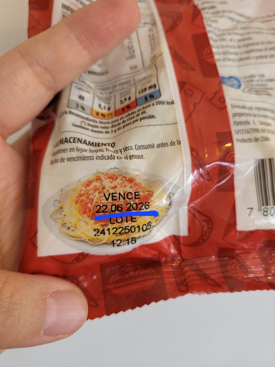 catagomezcurrin's tweet photo. Cómo lo ven? Queso Parmesano marca Líder fecha vencimiento junio 2026 lleno de hongos en febrero. A punto de darle fideos con este alimento a mi hijo de 2años. Irrisoria rspta del colosal Supermercado:No tenemos política de compensación a nuestros clientes en estos casos @LIDERcl https://t.co/uakJtdobba