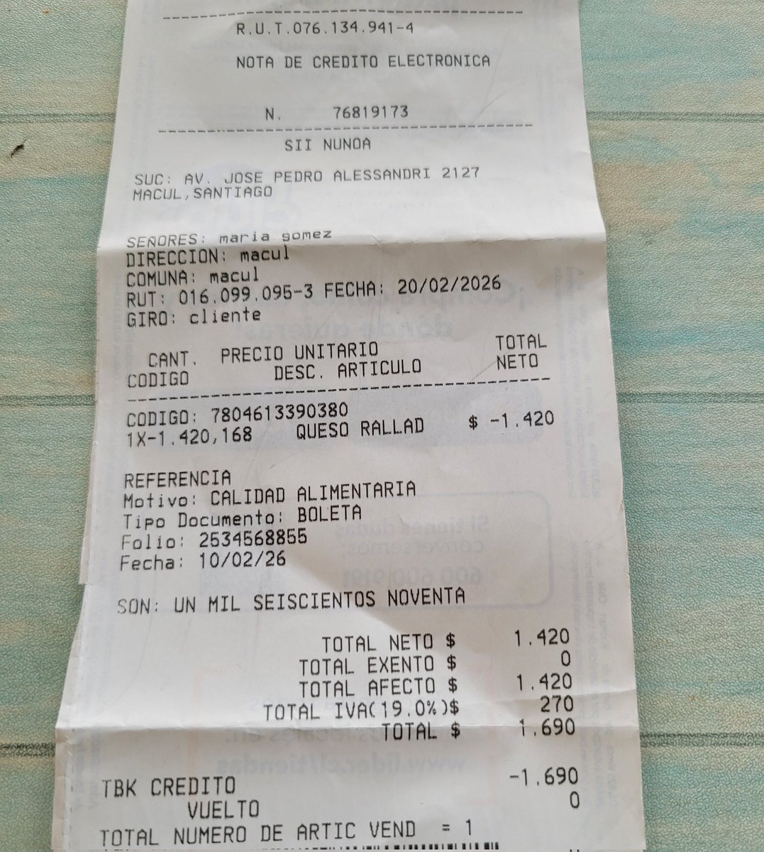 catagomezcurrin's tweet photo. Cómo lo ven? Queso Parmesano marca Líder fecha vencimiento junio 2026 lleno de hongos en febrero. A punto de darle fideos con este alimento a mi hijo de 2años. Irrisoria rspta del colosal Supermercado:No tenemos política de compensación a nuestros clientes en estos casos @LIDERcl https://t.co/uakJtdobba