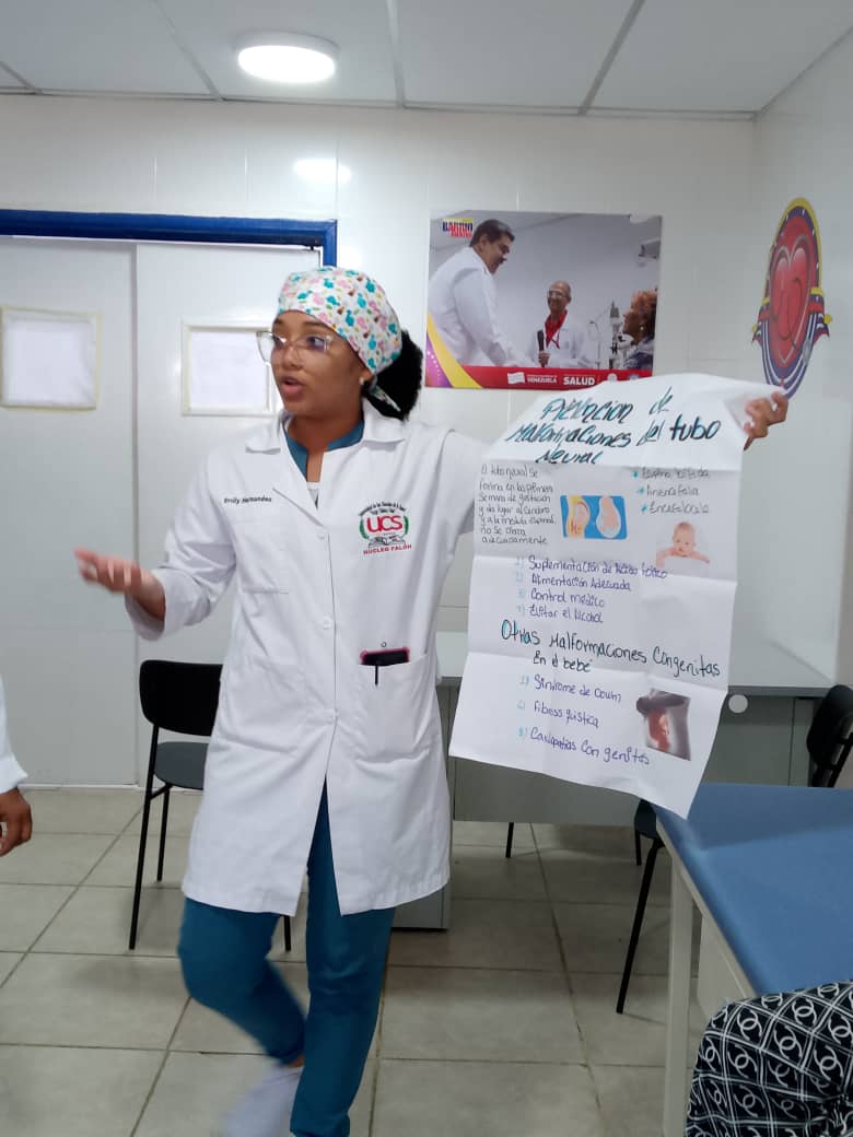 Estudiantes de la Universidad "Hugo Chávez Frías" imparten charlas educativas a pacientes en el servicio de Emergencia. 🎓🗣️

Porque prevenir es la clave de una comunidad sana. ¡Formando médicos con conciencia social! 🩺💪